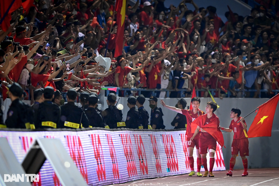 Mãn nhãn các SVĐ đẹp như mơ, chật kín khán giả cổ vũ SEA Games ở Việt Nam - 15 Mãn nhãn các SVĐ đẹp như mơ, chật kín khán giả cổ vũ SEA Games ở Việt Nam - 15