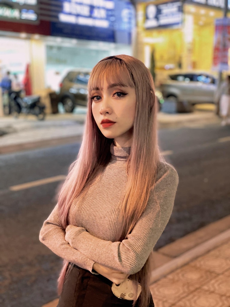ảnh 1 Cô gái trẻ tên Phan Tường Vy (25 tuổi) bị mất đôi tay do chứng động kinh hồi nhỏ. Nhưng không vì thế mà đầu hàng số phận, cô gái nhỏ nhắn này đã sử dụng đôi chân để làm mọi việc.JPG ảnh 1 Cô gái trẻ tên Phan Tường Vy (25 tuổi) bị dị tật đôi tay do chứng động kinh hồi nhỏ. Nhưng không vì thế mà đầu hàng số phận, cô gái nhỏ nhắn này đã sử dụng đôi chân để làm mọi việc.JPG