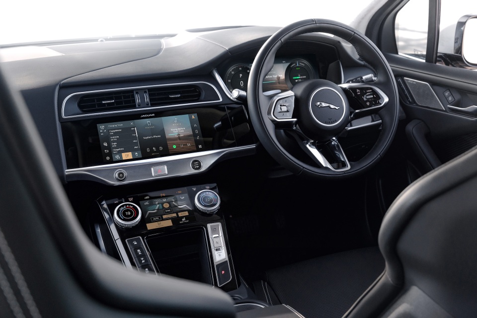 Jaguar I-Pace thông minh hơn, sạc điện nhanh hơn - 4 Jaguar I-Pace thông minh hơn, sạc điện nhanh hơn - 4