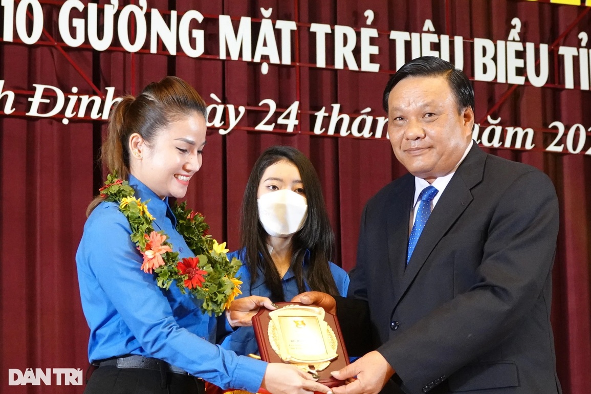 Hậu vệ Hồ Tấn Tài là một trong 10 gương mặt trẻ tiêu biểu của Bình Định - 1 Hậu vệ Hồ Tấn Tài là một trong 10 gương mặt trẻ tiêu biểu của Bình Định - 1