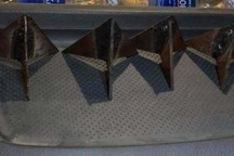 Bẫy chông 3 chân sắc nhọn “nghiến” lốp ô tô trên quốc lộ