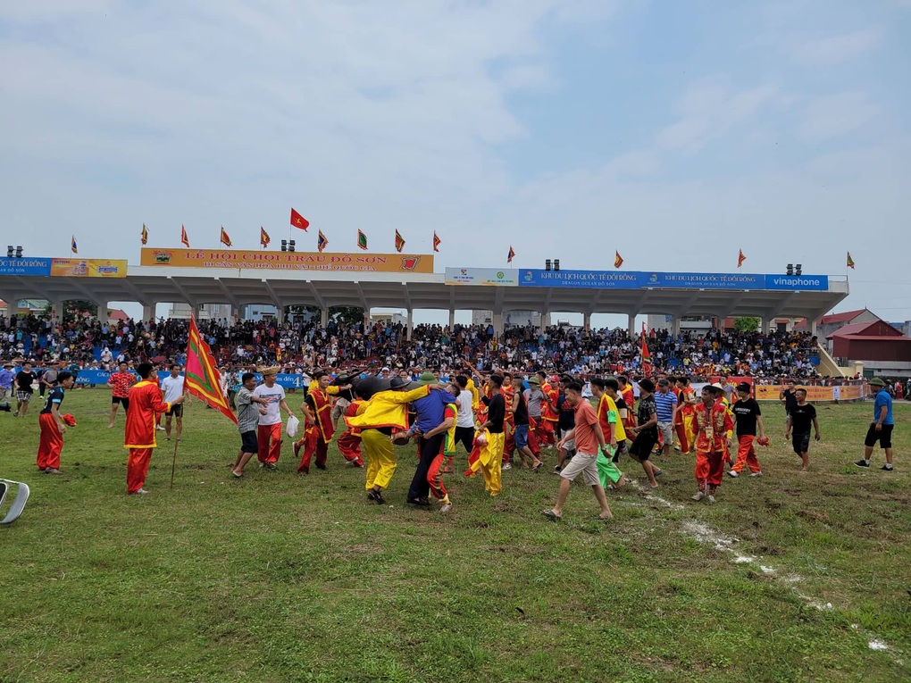 Bất chấp trời mưa, biển người đổ về lễ hội chọi trâu Đồ Sơn 2022 - 11 Bất chấp trời mưa, biển người đổ về lễ hội chọi trâu Đồ Sơn 2022 - 11