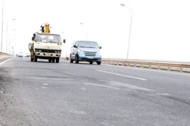 Hơn 90 tỷ đồng sửa mặt cầu Thăng Long: Coi như… phí thử nghiệm 