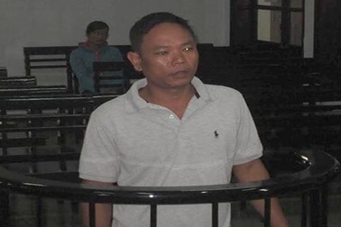 Đánh nữ đồng nghiệp vì tranh giành dụng cụ lao động