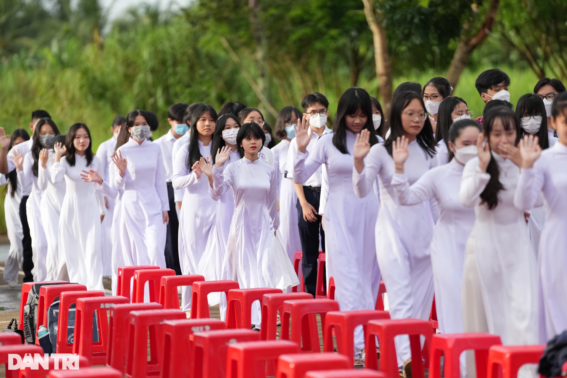Phụ huynh miền Tây ôm hôn, động viên con trong ngày khai giảng năm học mới - 11 Phụ huynh miền Tây ôm hôn, động viên con trong ngày khai giảng năm học mới - 11