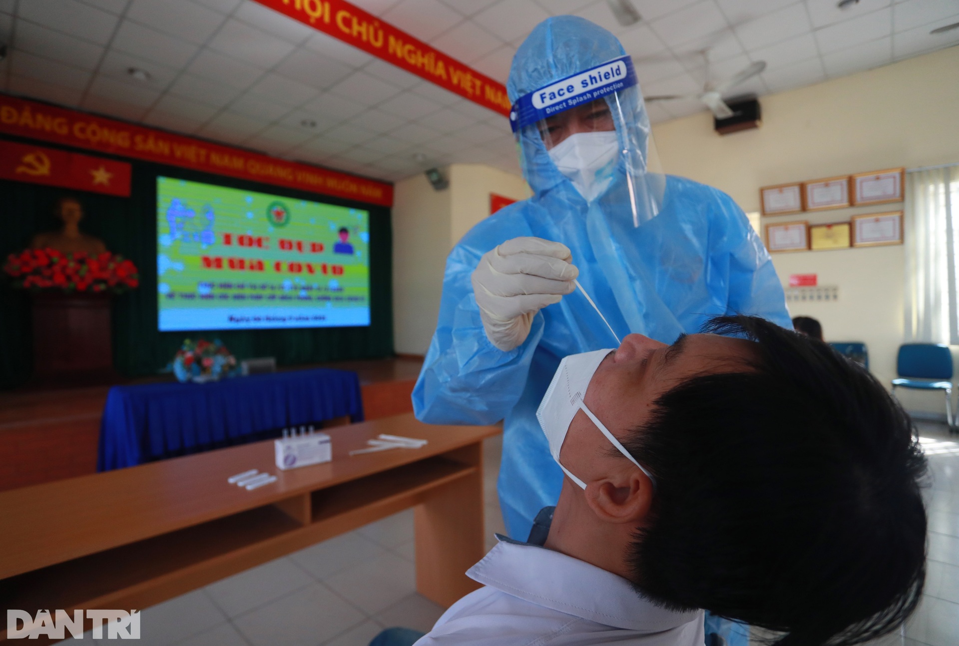 Bộ đội được cắt tóc dã chiến sau nhiều ngày dầm mưa, dãi nắng ở Sài Gòn - 14