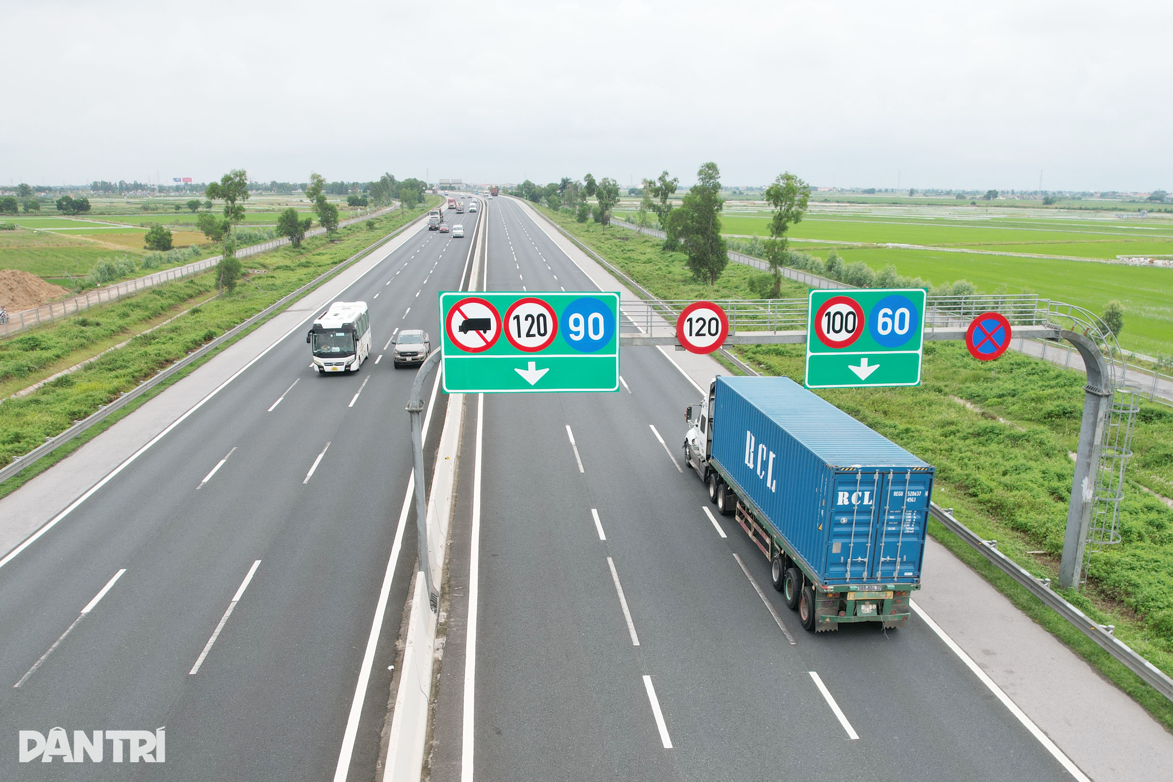 Tranh luận cách vượt khi cấm xe tải đi vào làn 1 cao tốc Hà Nội - Hải Phòng - 1