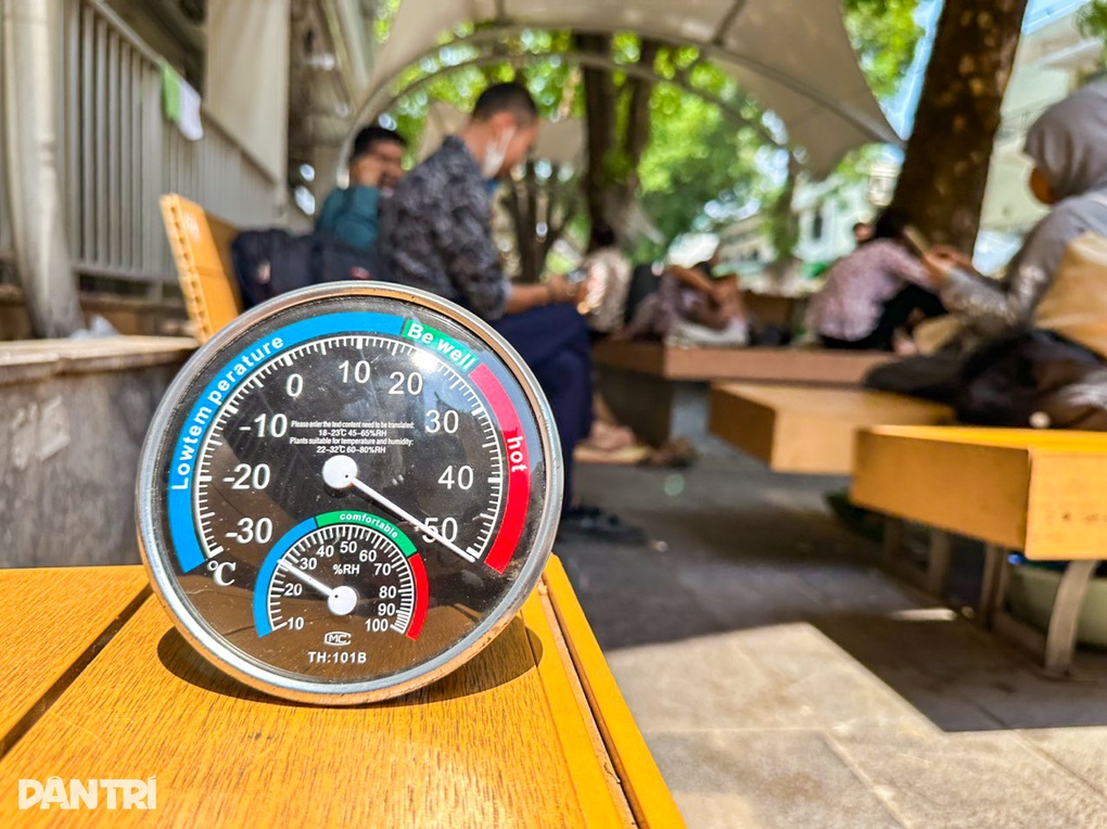 Người dân vạ vật hành lang, ghế đá bệnh viện dưới nắng nóng trên 50 độ - 5 Người dân vạ vật hành lang, ghế đá bệnh viện dưới nắng nóng trên 50 độ - 5