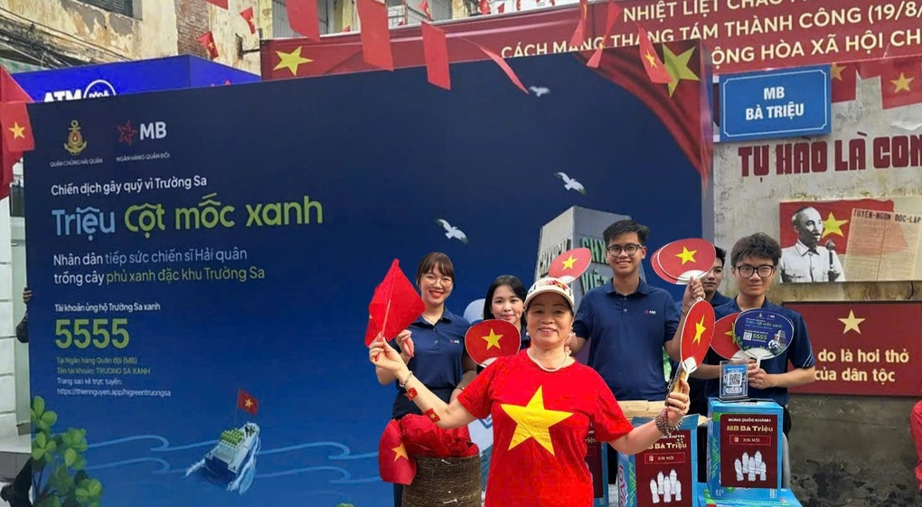 Trao nước, tặng cờ cho người dân dịp 2/9: Món quà nhỏ, niềm vui lớn - 2 Trao nước, tặng cờ cho người dân dịp 2/9: Món quà nhỏ, niềm vui lớn - 2