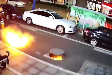 Khoảnh khắc cống ngầm phát nổ như bom, suýt gây họa cho người đi đường