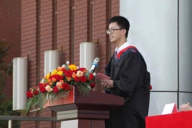 Trung Quốc: Trở thành thủ khoa nhờ đọc sách trong trường đại học từ nhỏ