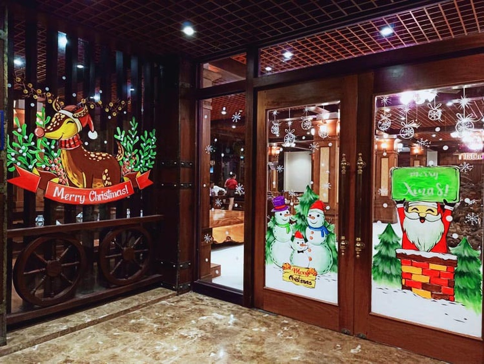 Ông già Noel hân hoan bay trên cửa kính, xin luôn chủ quán 2 triệu đồng - 1 Ông già Noel hân hoan bay trên cửa kính, xin luôn chủ quán 2 triệu đồng - 1