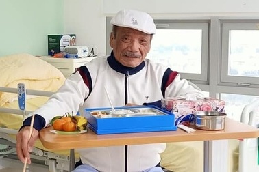 NSND Trần Hiếu xuất viện sau 17 ngày điều trị tai nạn giao thông