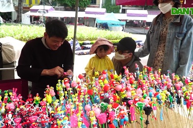 Lao động mưu sinh phố đi bộ: Làm vì đam mê, duy trì nghề truyền thống