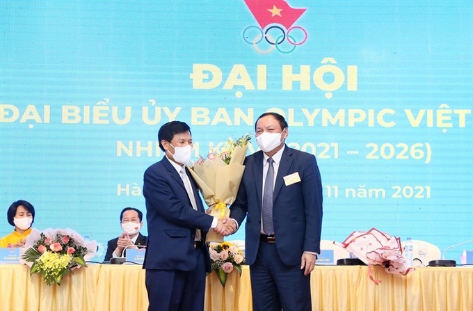 Bộ trưởng Nguyễn Văn Hùng tặng hoa cho Chủ tịch Uỷ ban Olympic Việt Nam khoá V Nguyễn Ngọc Thiện