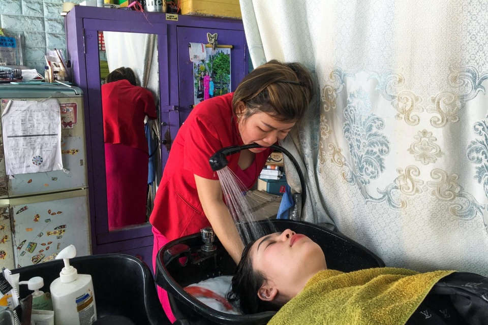 Báo Anh viết về nữ thợ cắt tóc Việt mất 1 tay vượt lên nghịch cảnh - 2 Báo Anh viết về nữ thợ cắt tóc Việt mất 1 tay vượt lên nghịch cảnh - 2