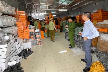 Công an vào cuộc vụ "lùm xùm" kho hàng hiệu rởm lớn nhất miền Bắc