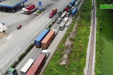 Quốc lộ 5 ùn tắc nghiêm trọng sau vụ tai nạn làm 5 người tử vong