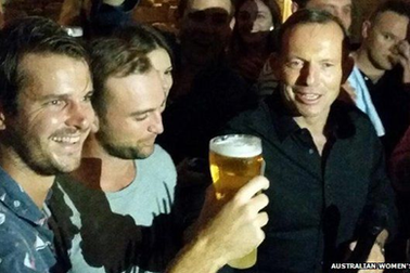 Tranh cãi chuyện Thủ tướng Úc uống một hơi hết vại bia 