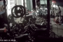 Nhóm người bị ném bom xăng khi ngồi ăn trên vỉa hè