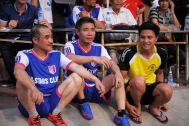 Khi Công Lý, Quốc Quân bất ngờ ra sân bóng cùng “Người phán xử”