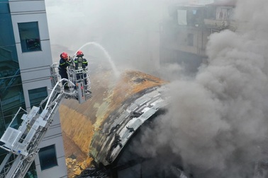 Toàn cảnh vụ cháy quán bar gần chợ Bến Thành