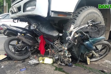 Xe ben lao vào nhóm công nhân trải nhựa đường