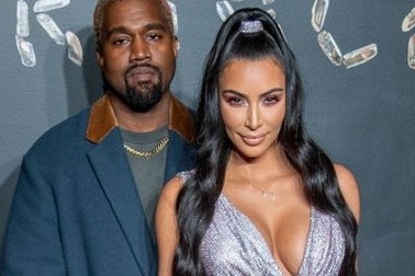 Fans mừng vui khi thấy Kim Kardashian chia sẻ ảnh chụp cùng chồng
