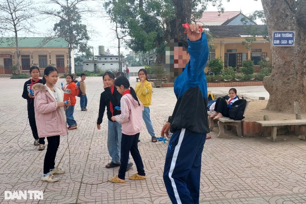 Thầy giáo lên chức ông ngoại vẫn chưa... được vào biên chế - 2 Thầy giáo lên chức ông ngoại vẫn chưa... được vào biên chế - 2