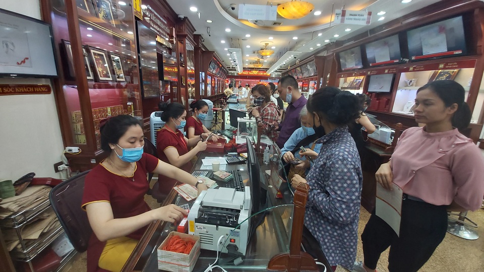 Bão giá vàng: Tiền tỷ khó mua, cụ bà 80 tuổi dốc hết lương hưu vào vàng - 6 Bão giá vàng: Tiền tỷ khó mua, cụ bà 80 tuổi dốc hết lương hưu vào vàng - 6