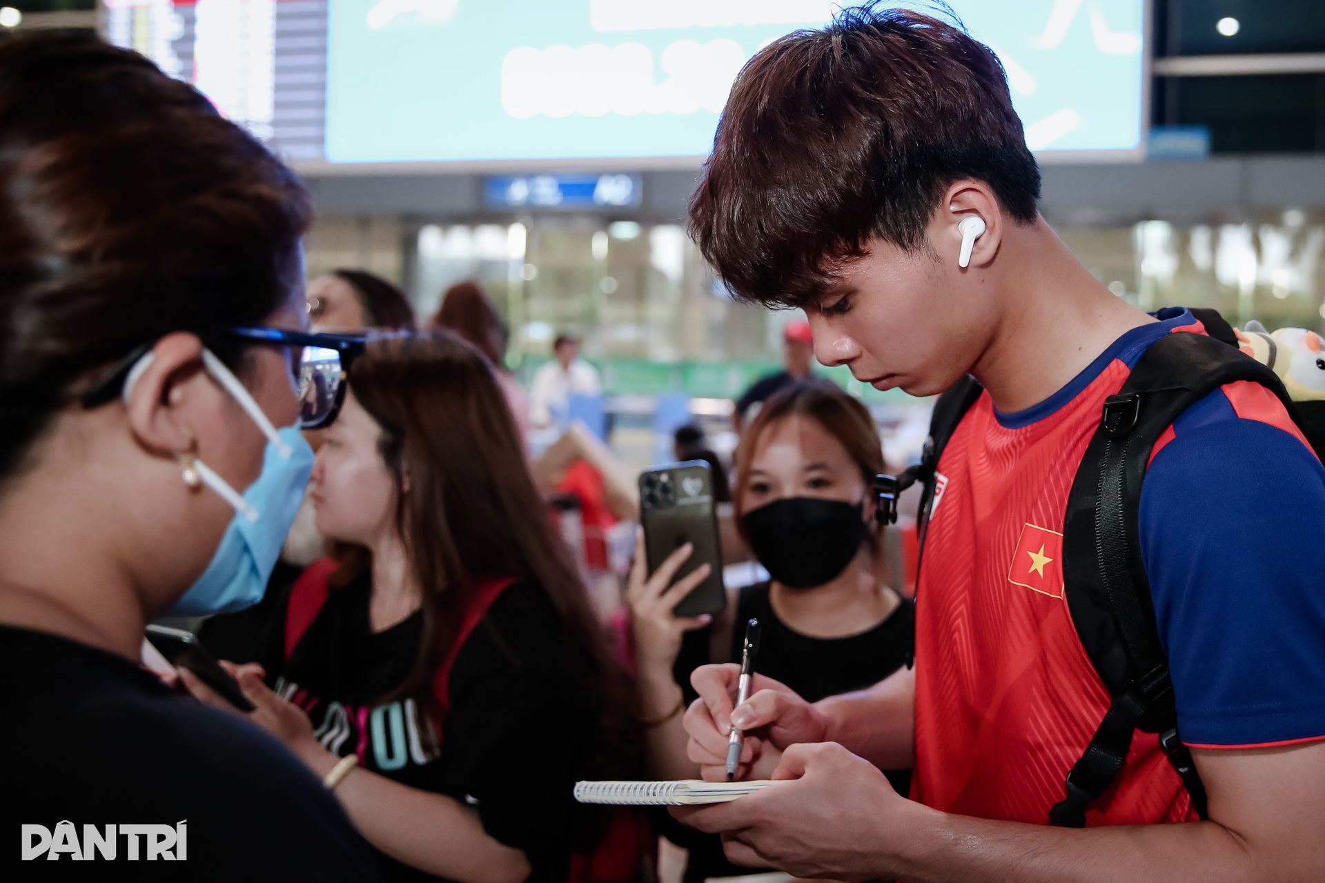 HLV Troussier cùng đội U22 về nước trong sự đón chào của người hâm mộ TPHCM - 9 HLV Troussier cùng đội U22 về nước trong sự đón chào của người hâm mộ TPHCM - 9