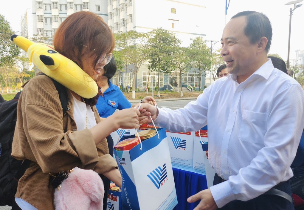 Lần đầu tiên Đại học Quốc gia TPHCM tổ chức xe đưa sinh viên về quê ăn Tết - 1 Lần đầu tiên Đại học Quốc gia TPHCM tổ chức xe đưa sinh viên về quê ăn Tết - 1