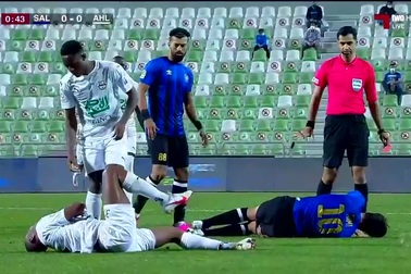 Tiền đạo từng ghi bàn vào lưới tuyển Việt Nam, hạ gầm giày lên vai đối thủ