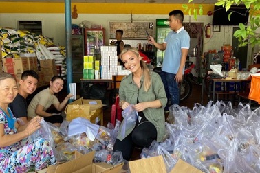 Cặp đôi Thụy Điển coi "Việt Nam là nhà", tích cực làm từ thiện mùa dịch