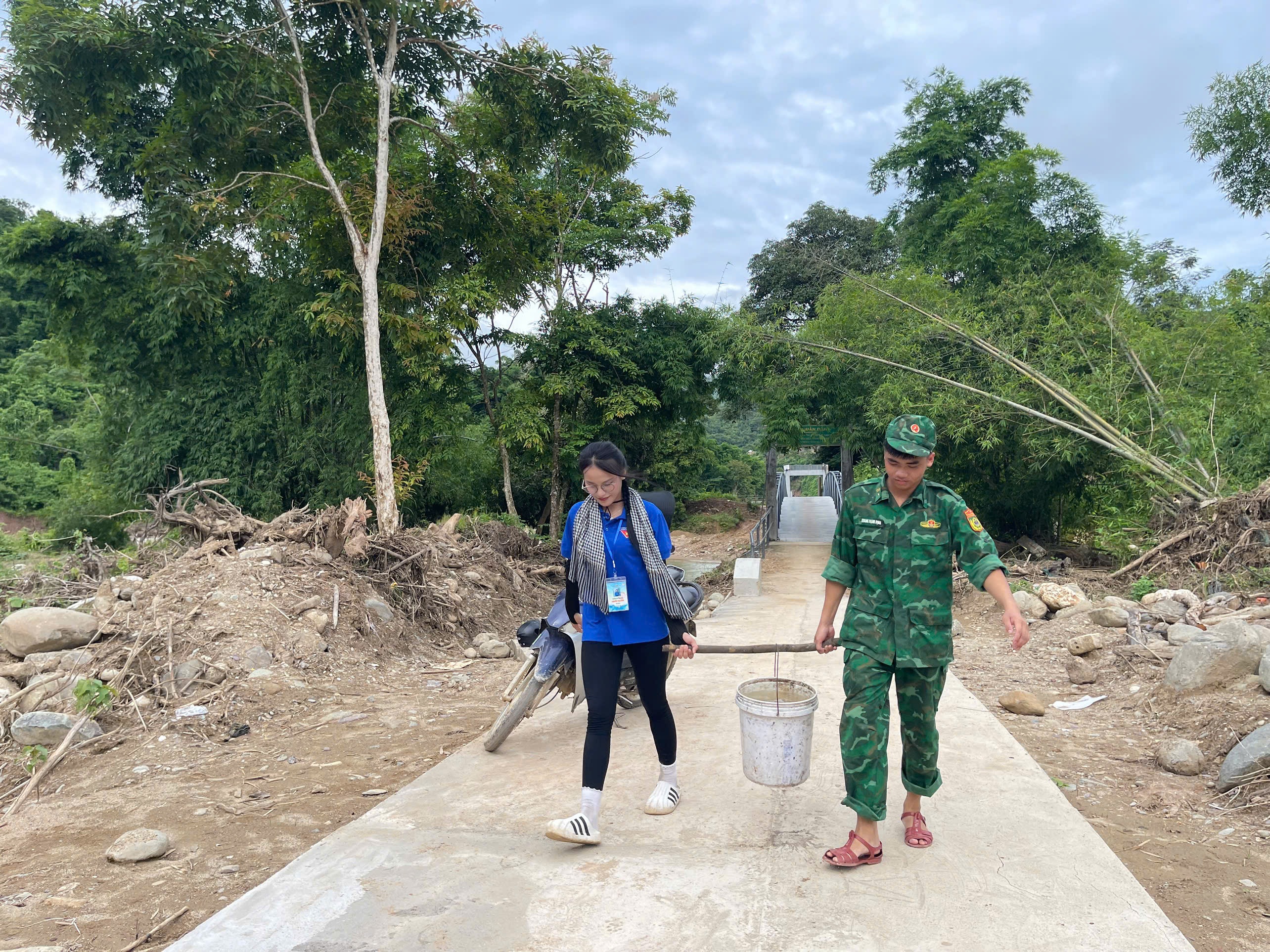 Ký ức khó quên của 24 bạn trẻ bị mắc kẹt ở vùng tâm lũ sau chiến dịch hè - 6 Ký ức khó quên của 24 bạn trẻ bị mắc kẹt ở vùng tâm lũ sau chiến dịch hè - 6
