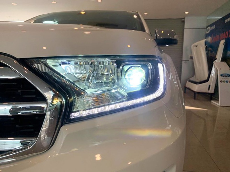 Ford Everest, Toyota Fortuner đồng loạt giảm giá, ưu đãi tới 200 triệu đồng - 2 Ford Everest, Toyota Fortuner đồng loạt giảm giá, ưu đãi tới 200 triệu đồng - 2