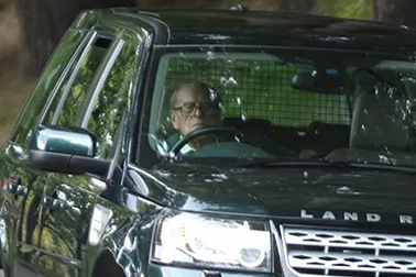 Vì sao phu quân Nữ hoàng Anh vẫn tự lái xe dù 97 tuổi?