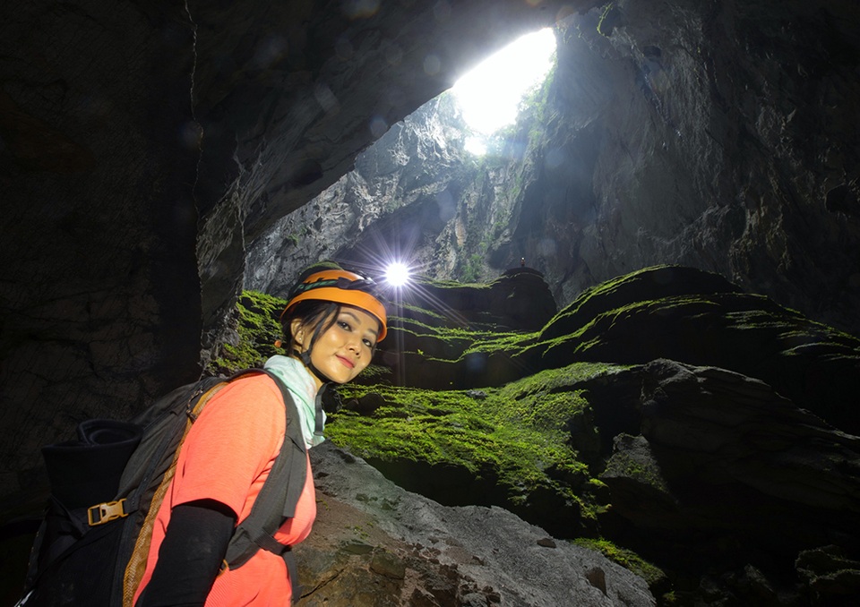 Hoa hậu H’hen Niê “hú hồn” vì bị trượt té khi thám hiểm hang Sơn Đoòng - 8