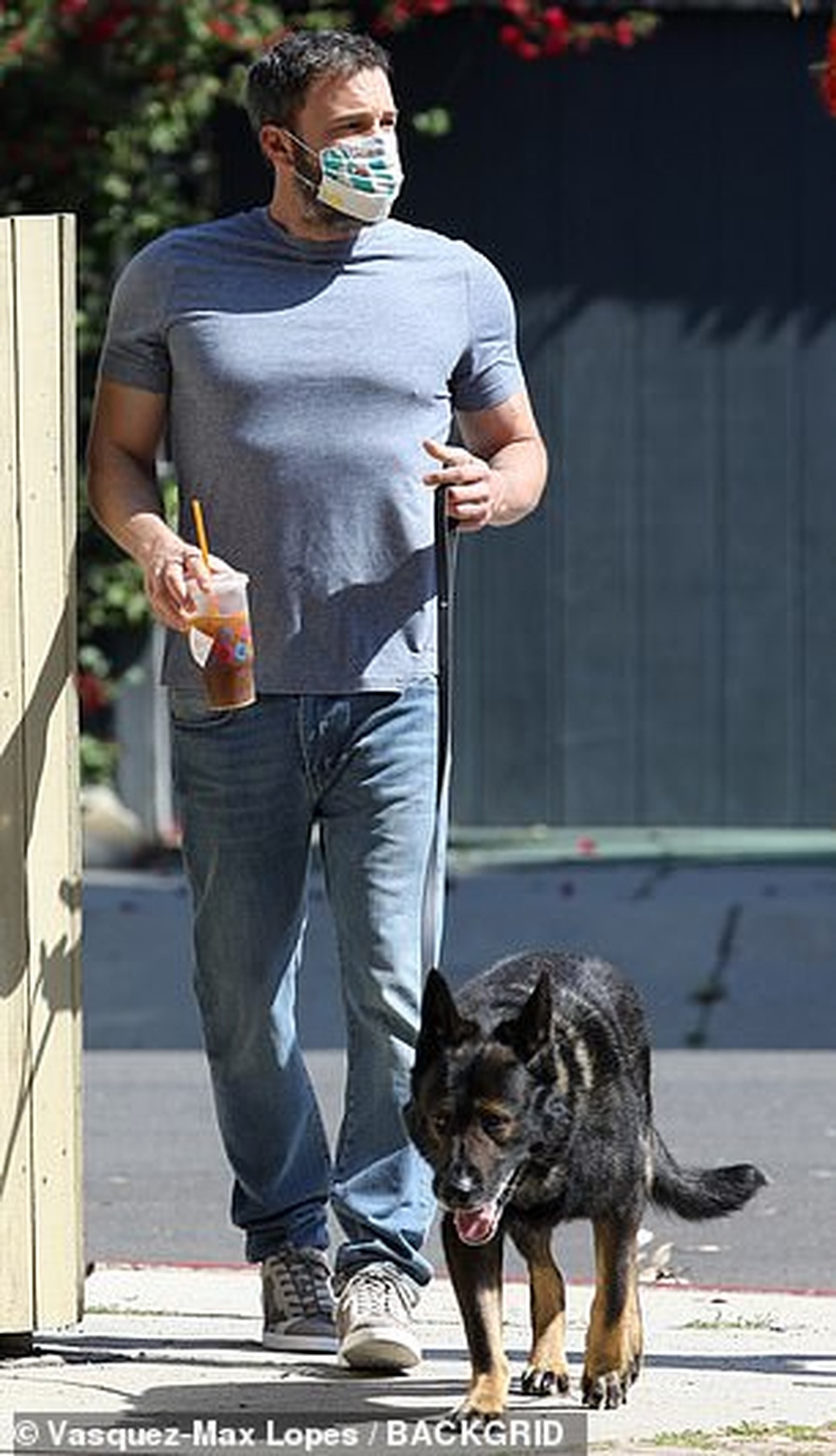 Ben Affleck hôn bạn gái qua khẩu trang - 5 Ben Affleck hôn bạn gái qua khẩu trang - 5