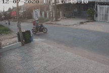 Công an làm việc với người đàn ông đánh dã man nữ sinh sau va chạm