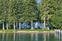 Hai căn nhà "bí mật" bên hồ của ông chủ Facebook Mark Zuckerberg