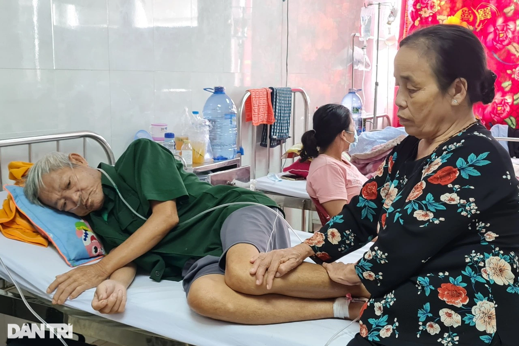 Ông mất rồi, mong mọi người cứu con trai bà với - 1 Ông mất rồi, mong mọi người cứu con trai bà với - 1
