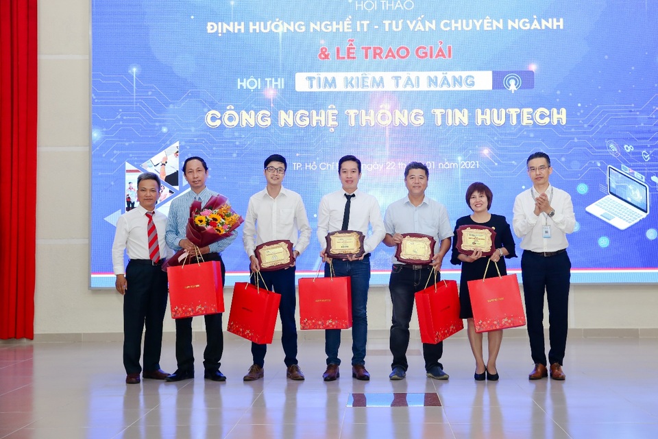 Doanh nghiệp làm hướng dẫn viên giúp sinh viên IT HUTECH định hướng nghề nghiệp - 1 Doanh nghiệp làm hướng dẫn viên giúp sinh viên IT HUTECH định hướng nghề nghiệp - 1
