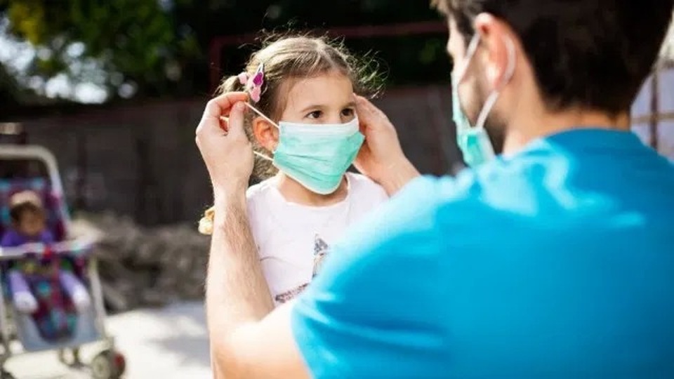 Có nên cho trẻ nhỏ đeo khẩu trang không? - 1 Có nên cho trẻ nhỏ đeo khẩu trang không? - 1