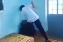 Nam sinh ôm mặt khi bị bạn đánh, đấm tới tấp trong lớp học