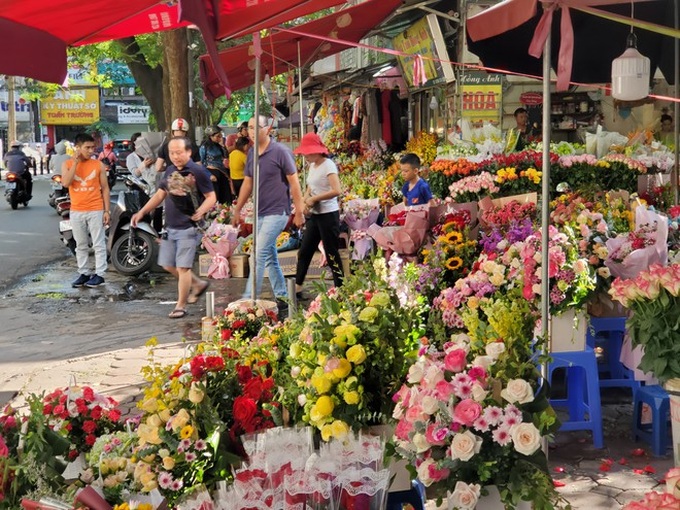 Bó hoa trăm bông hồng cháy hàng 20/10, dân buôn làm đến 2h sáng không hết việc - Ảnh 4. Bó hoa trăm bông hồng cháy hàng 20/10, dân buôn làm đến 2h sáng không hết việc - Ảnh 4.