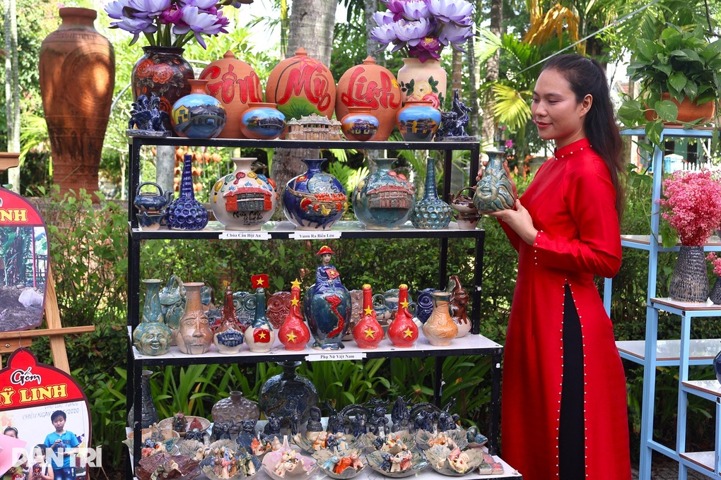 ホイアンの有名な陶芸村の「美しさ」は、粘土絵を巧みに作ります - 2 “Bóng hồng” làng gốm nổi tiếng Hội An vọc đất sét tranh tài hoa - 2