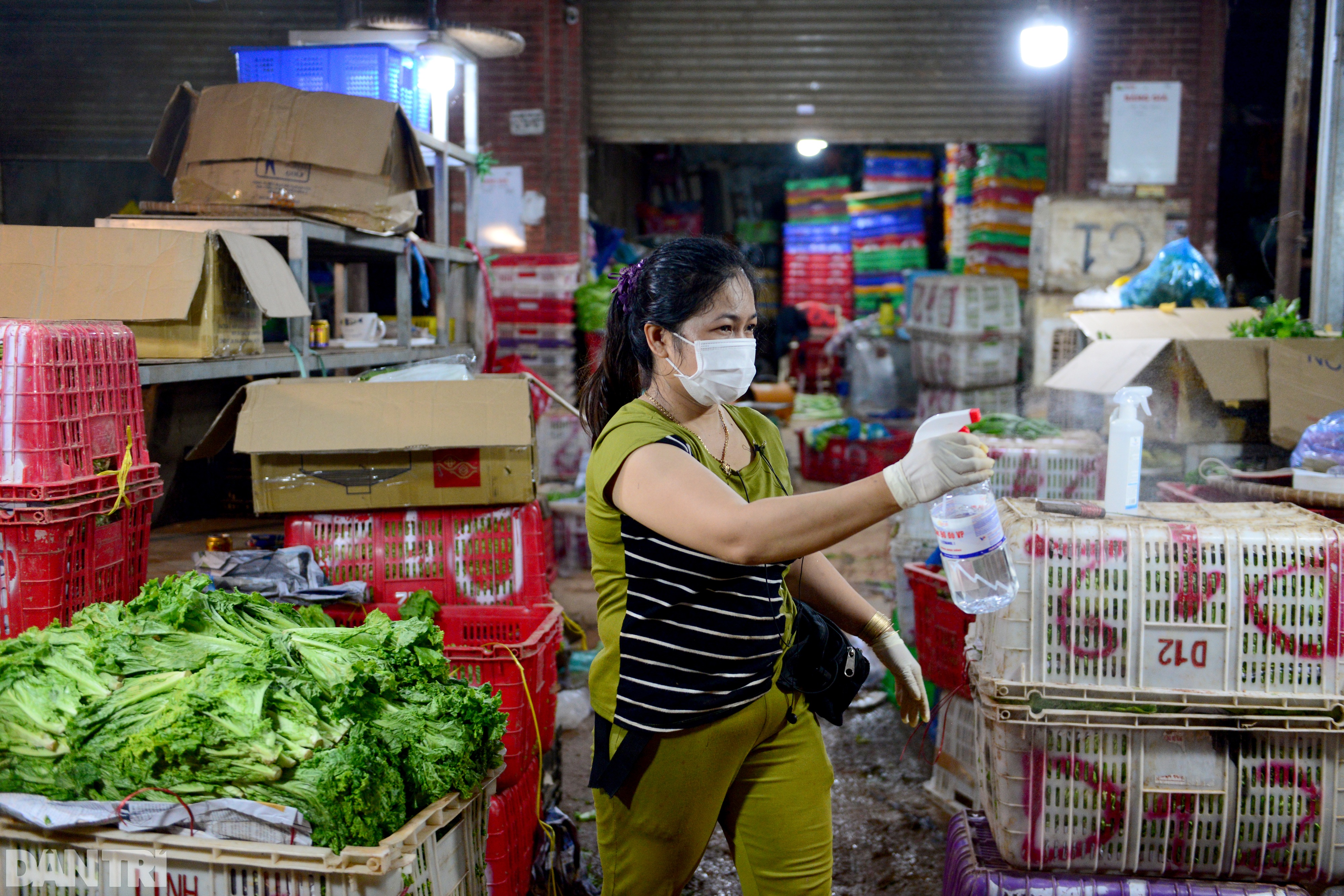 Tiểu thương kẹt hàng chục tấn rau củ khi chợ Hóc Môn bất ngờ đóng cửa - 8 Tiểu thương kẹt hàng chục tấn rau củ khi chợ Hóc Môn bất ngờ đóng cửa - 8