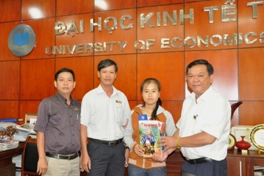 ĐH Kinh tế TPHCM miễn toàn bộ học phí cho “nữ sinh hái ớt thuê”