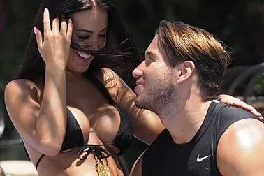 Người đẹp Yazmin Oukhellou khoe ngực khủng bên bạn trai